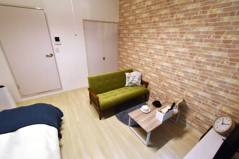 収納スペースもあり長期滞在で多くなった荷物の保管にも！　リネン類もご用意ございます。