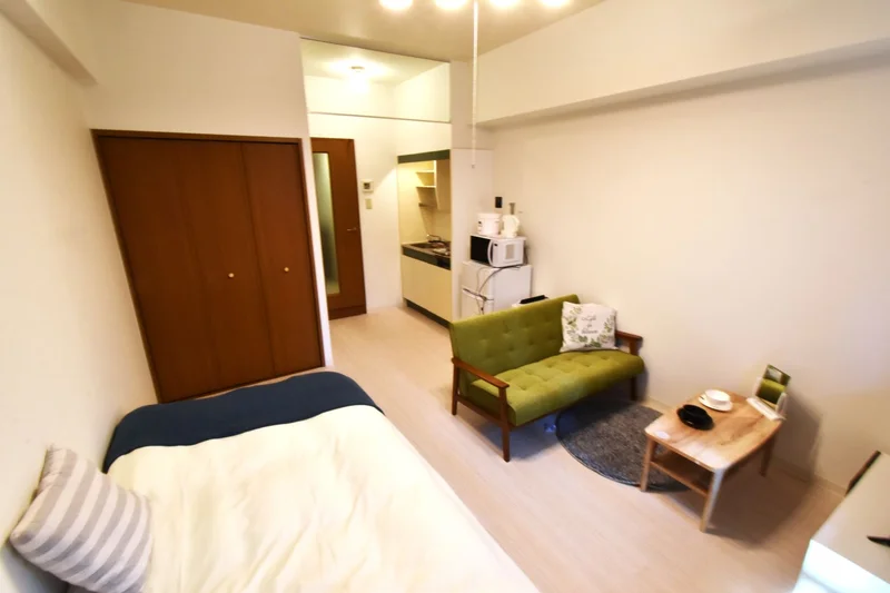 明るい色調！　収納スペースもあるので是非ご利用ください！　長期滞在で荷物が多くても安心♪