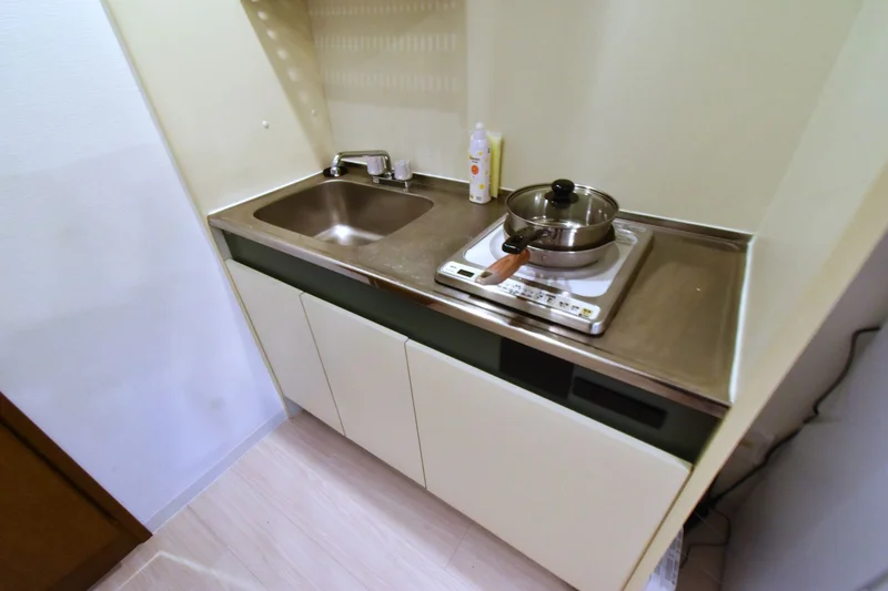 システムキッチンで自炊も可能で　スプーン・フォーク・箸・コップ・茶碗・お皿などのラインナップ！