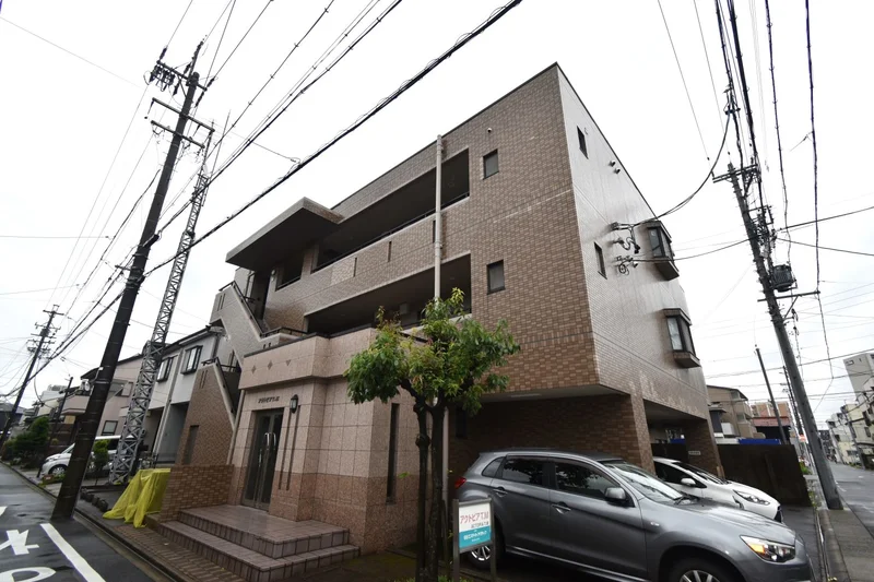 駐車場先着順で車移動に便利な物件♪　本陣駅から徒歩4分の好立地！