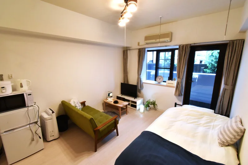 オートロック付でセキュリティ対策もされた家具家電付マンスリーマンション！　開口部多く光を取り込みやすい明るいお部屋！