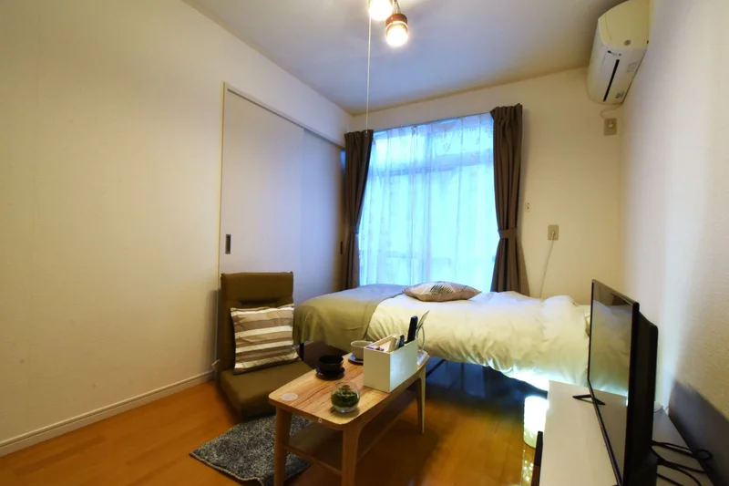 ゆったりと過ごせる空間でテレビや机や座椅子もあります！　仕事終わりのくつろぎ時間のお供に！