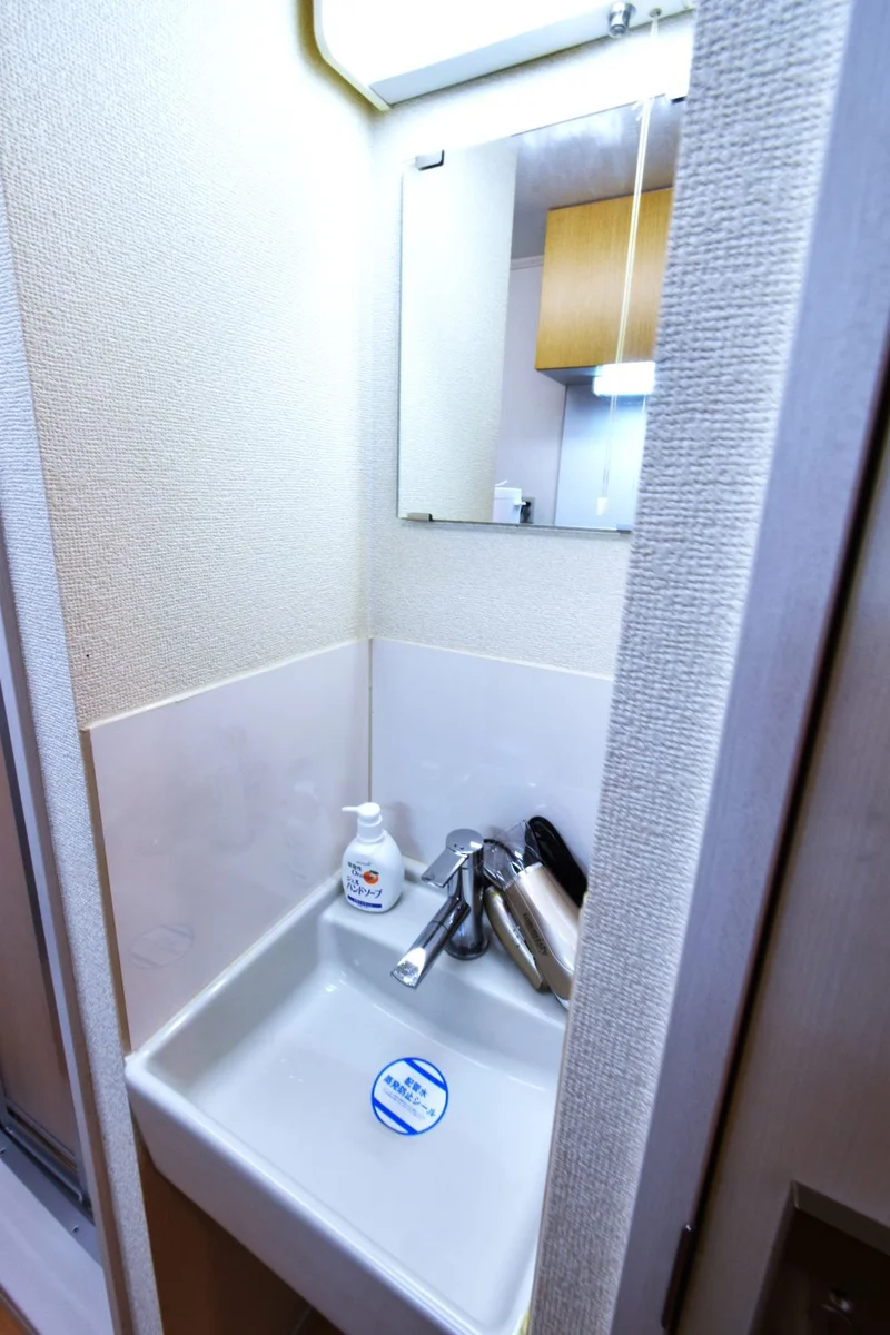洗面ありでドライヤー完備！　朝の支度やお風呂上りのお手入れ時などにも便利！