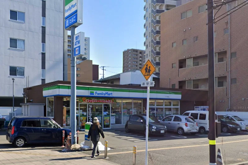 ファミリーマート 二十人町店まで徒歩6分。