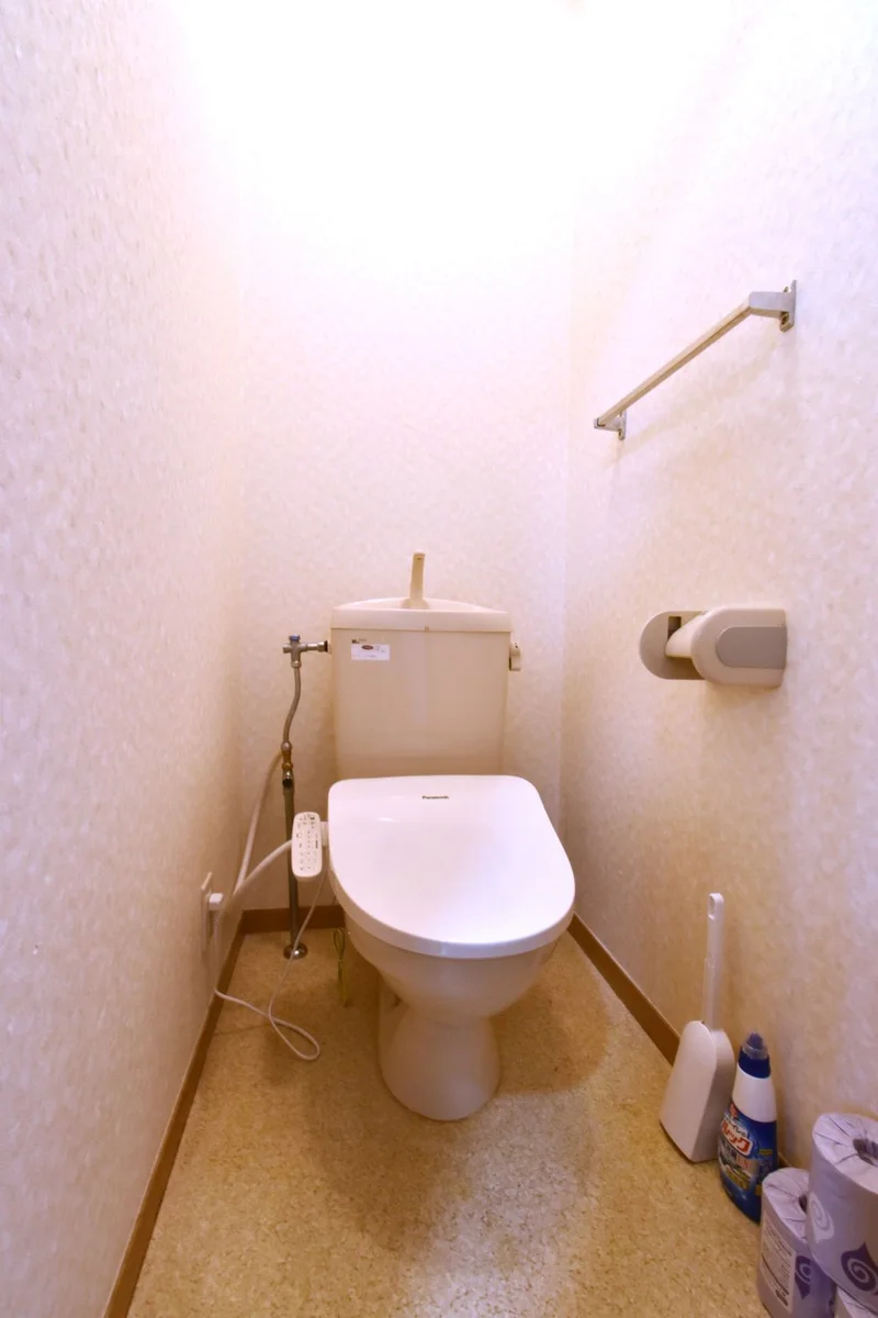 温水暖房便座付きで　快適！　トイレブラシや洗剤もあり　長期滞在でも清潔に保っていただけます！