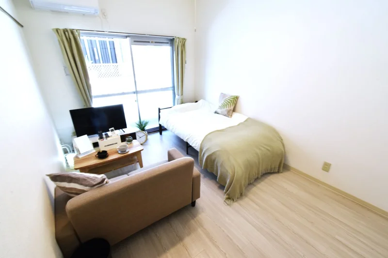 ソファ付きで　広々　格安のマンスリーマンション！　家具家電だけでなく備品類もそろった充実の空間！