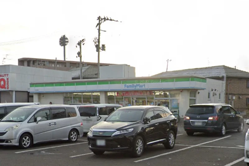 ファミリーマート 新田東店まで徒歩10分。