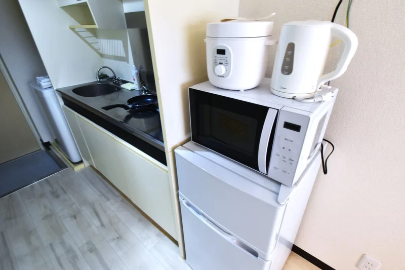 家電が豊富に　電気ケトルや電子レンジも室内で使用ができる！ホテルでは実現が少ない住環境を是非！