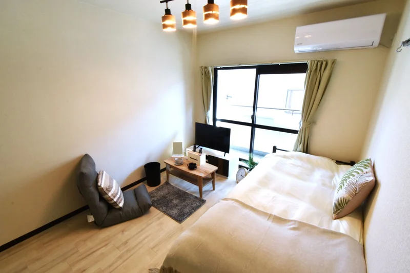 ナチュラルで明るい色合のお部屋で　生活空間を明るく♪　一人暮らしに必要な家具家電などが標準化されたマンスリーマンション！