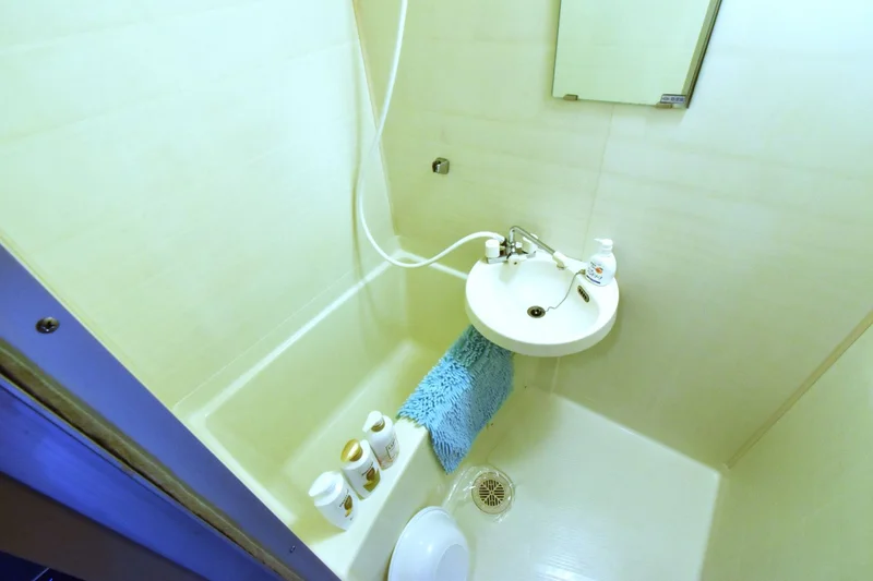 シャンプーやコンディショナー・ボディーソープなど洗剤類豊富！　洗剤やスポンジもあるので清潔に保っていただけます！