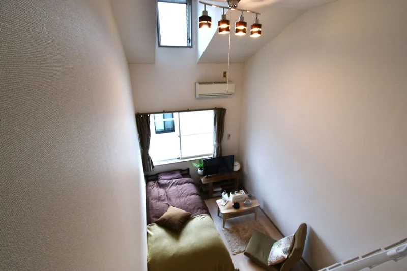 天井が高く解放感抜群なマンスリーマンション！　座椅子付きで　テレビを見ながらお部屋でリラックス♪