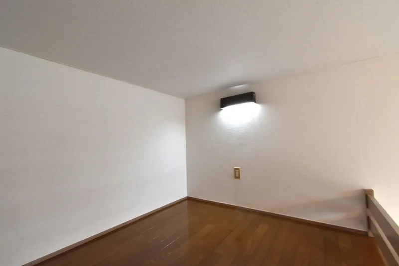 ロフト付きで　照明もあり！　就寝スペース・室内干し・収納など用途いろいろ！