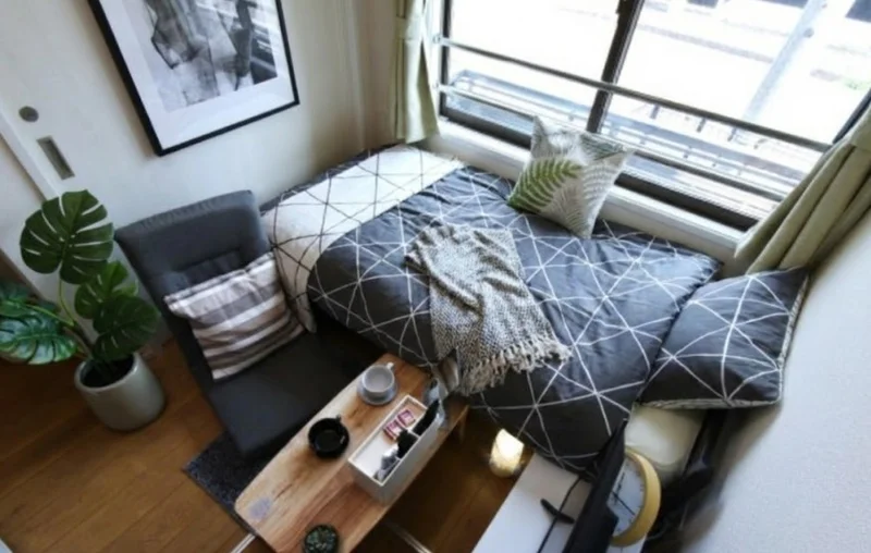 家具家電が豊富にあるマンスリーマンション！　座椅子付きで大きめのテレビあり！　仕事終わりにお部屋でリラックス♪※植木と額とクッションなどの装飾は写真用です。