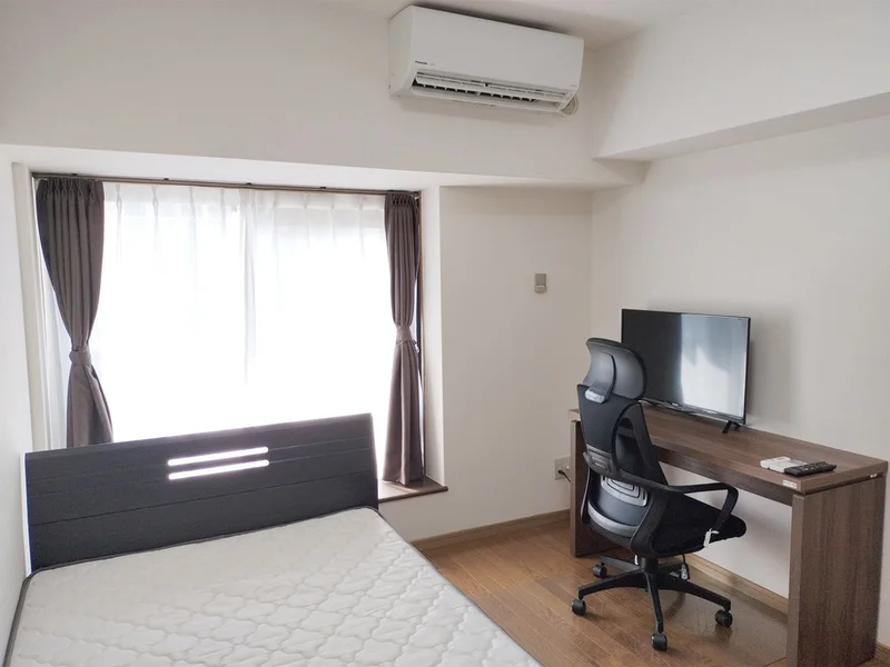 写真はお部屋のイメージです。ラグなどの室内装飾はございません。