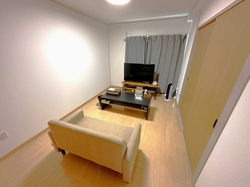 Kマンスリー滋賀大津（膳所駅前）★テレビ、ソファー、空気清浄機、テーブル、ゴミ箱、掃除機やパラソルハンガー、DVDプレイヤーも完備!!長期、中期、短期宿泊に適した室内となっております。