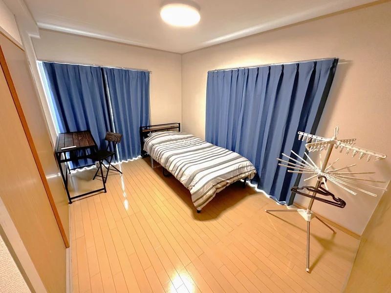 デスクのご用意がございますので、在宅などのお仕事も可能♪ベッドはシングルタイプのご用意となります