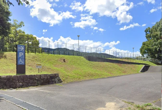 茶臼山公園まで車で４分、1.5ｋｍ。