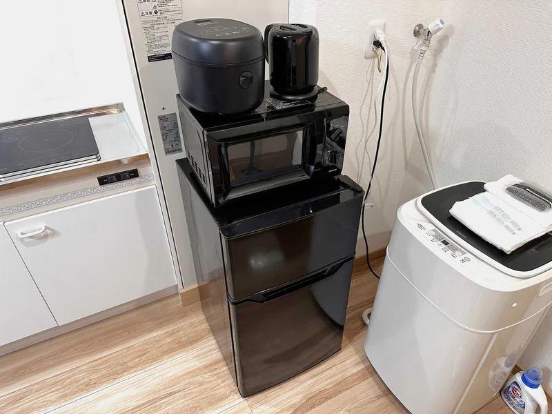 【冷蔵庫・電子レンジ】ホテルと違い滋賀大津(滋賀病院前)ウィークリーマンションでは標準設備♪一人暮らしに適した冷蔵庫なので1週間以上の暮らしに最適★お客様の声から今の形になりました。