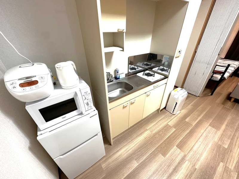 【キッチン画像】三重県四日市市ウィークリーマンション♪冷蔵庫、電子レンジ、炊飯器、ケトル、調理器具や食器類もご用意しております(^^♪