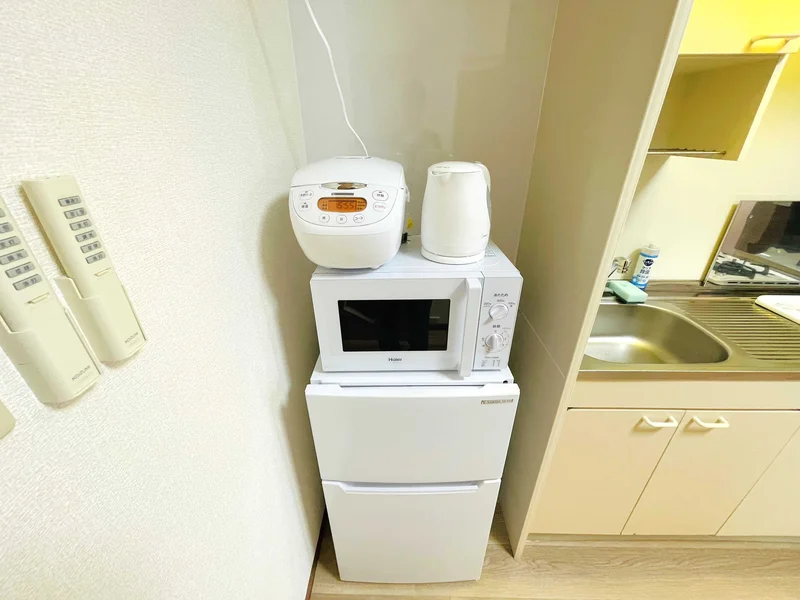 【冷蔵庫・電子レンジ】ホテルと違い三重県四日市市ウィークリーマンションでは標準設備♪一人暮らしに適した冷蔵庫なので1週間以上の暮らしに最適★お客様の声から今の形になりました。