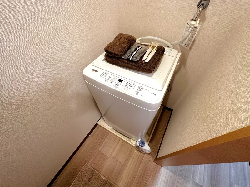 【洗濯機画像】ホテルと違い洗濯機がある生活は良いですね♪7日以上の利用なら三重県四日市市ウィークリーマンションをご利用下さい★洗濯洗剤も完備‼