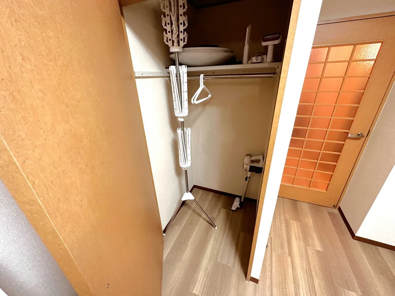 【掃除機完備】三重県四日市市ウィークリーマンション・三重県四日市市マンスリーマンションではビジネスホテルと違い、自宅と同じように生活できるのが強みの1つです。