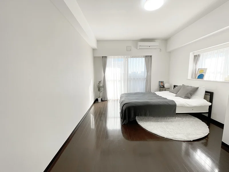 写真はお部屋のイメージです。ラグなどの室内装飾はございません。