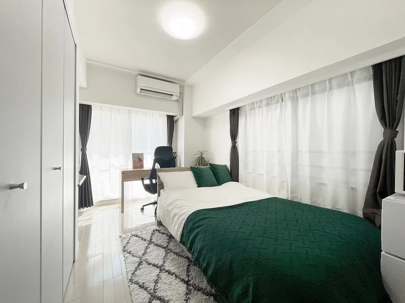 写真はお部屋のイメージです。ラグなどの室内装飾はございません。