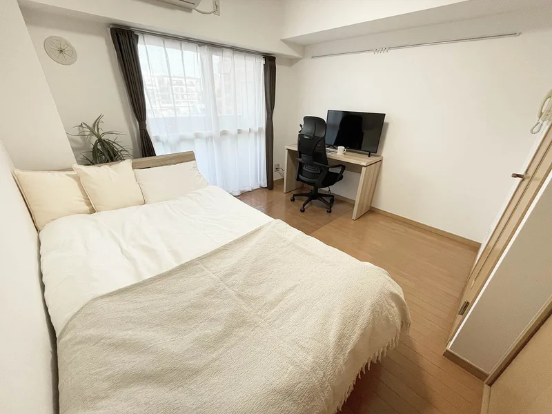 写真はお部屋のイメージです。ラグなどの室内装飾はございません。