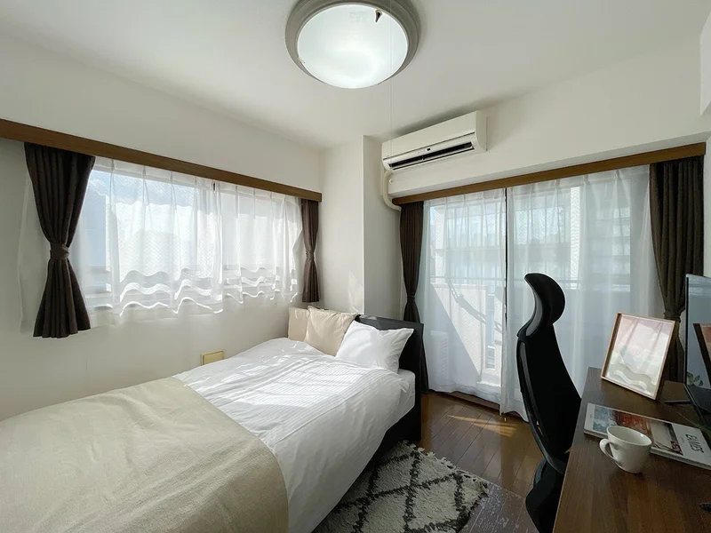 写真はお部屋のイメージです。ラグなどの室内装飾はございません。