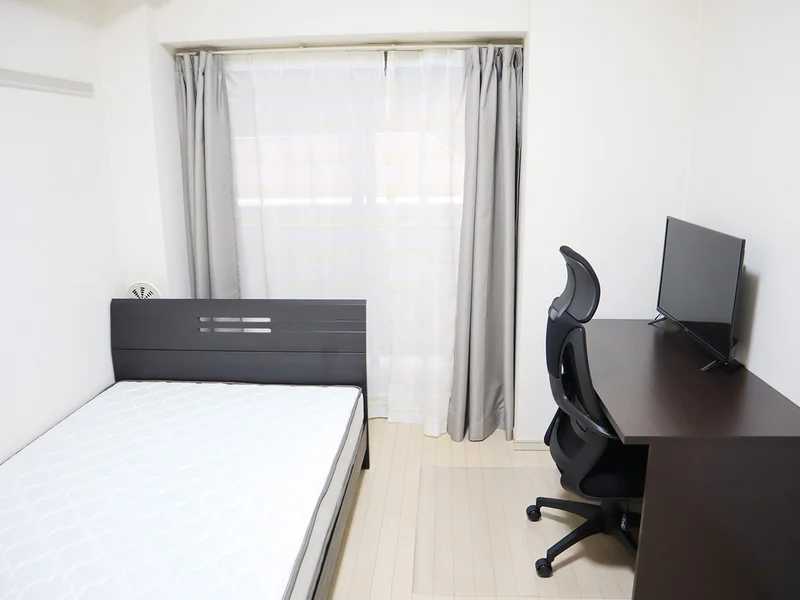 写真はお部屋のイメージです。ラグなどの室内装飾はございません。