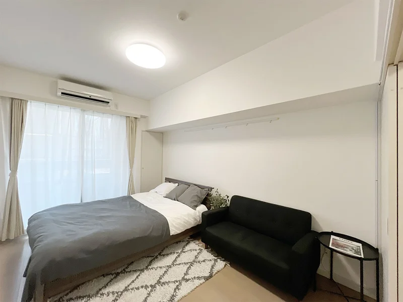 写真はお部屋のイメージです。ラグなどの室内装飾はございません。