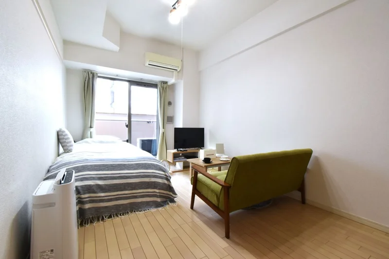 広々洋室で　空気清浄機も標準品のマンスリーマンション！　あると嬉しい備品類もご用意しております。