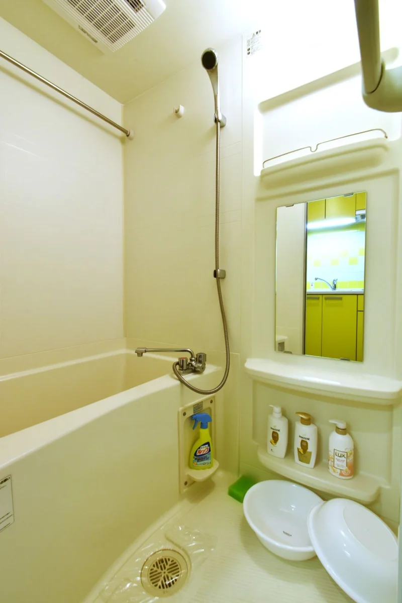 シャンプーやコンディショナー・ボディーソープもあり！　スポンジや洗剤もご用意しているので清潔に保っていただけます。