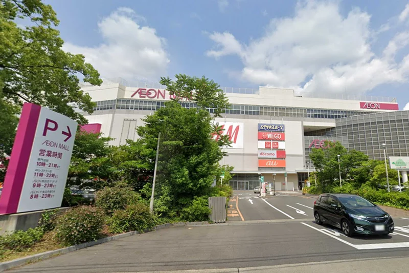 イオンモール熱田まで車で13分。