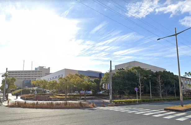 豊橋市民病院まで車で8分。