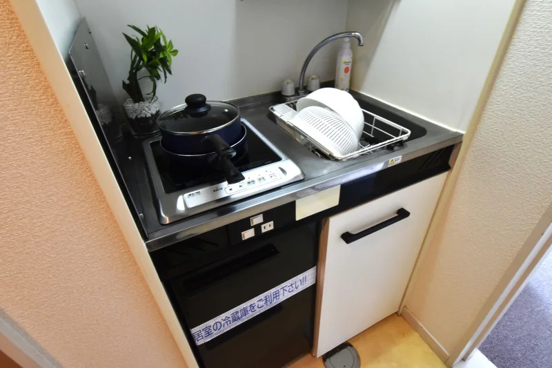 システムキッチンで自炊も可能で　節約にも一役！　調理器具や食器類も標準化！