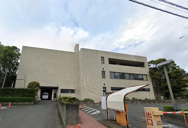 豊橋市中央図書館まで車で8分。