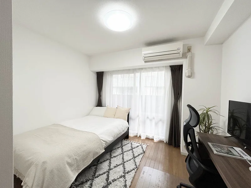 写真はお部屋のイメージです。ラグなどの室内装飾はございません。