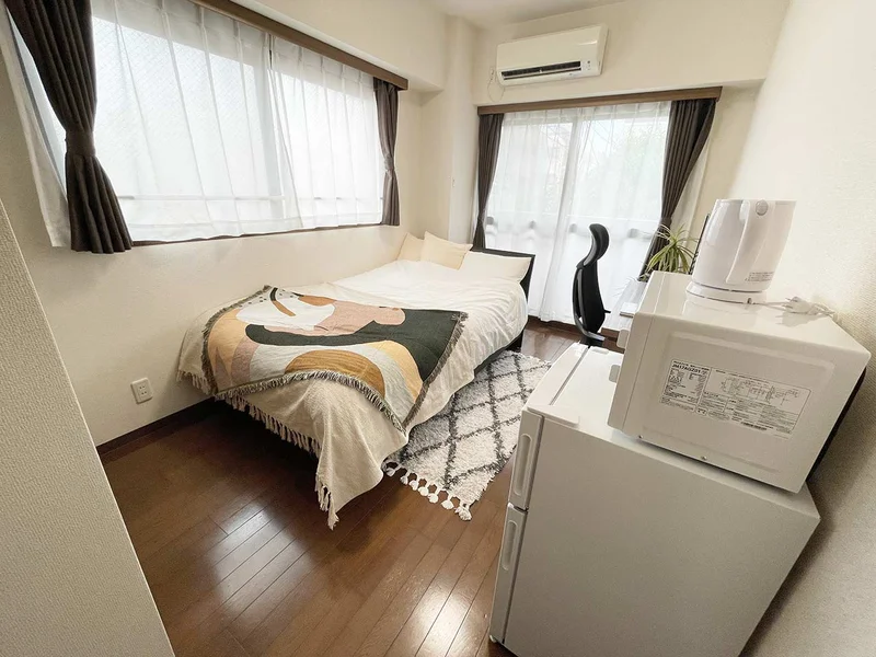 写真はお部屋のイメージです。ラグなどの室内装飾はございません。