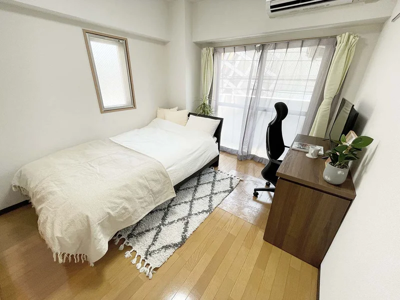 写真はお部屋のイメージです。ラグなどの室内装飾はございません。