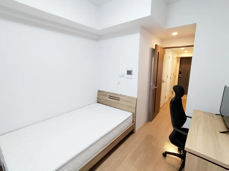 写真はお部屋のイメージです。ラグなどの室内装飾はございません。
