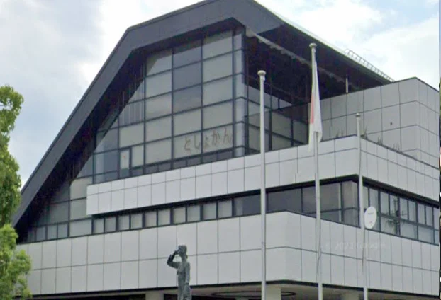 草津市立図書館まで車で６分、1.2ｋｍ。