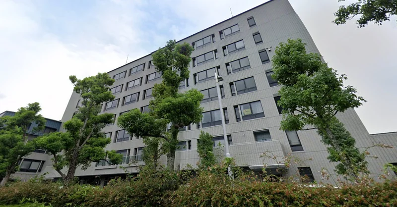 草津市役所まで車で8分、2.4km。