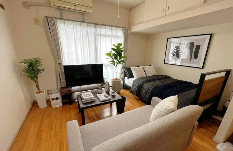 Kマンスリー滋賀大津駅前(日本赤十字社 大津赤十字病院前)★テレビ、ソファー、空気清浄機、テーブル、ゴミ箱、掃除機やパラソルハンガー、DVDプレイヤーも完備!!長期、中期、短期宿泊に適した室内となっております。※植木と額とクッションなどの装飾は写真用です。