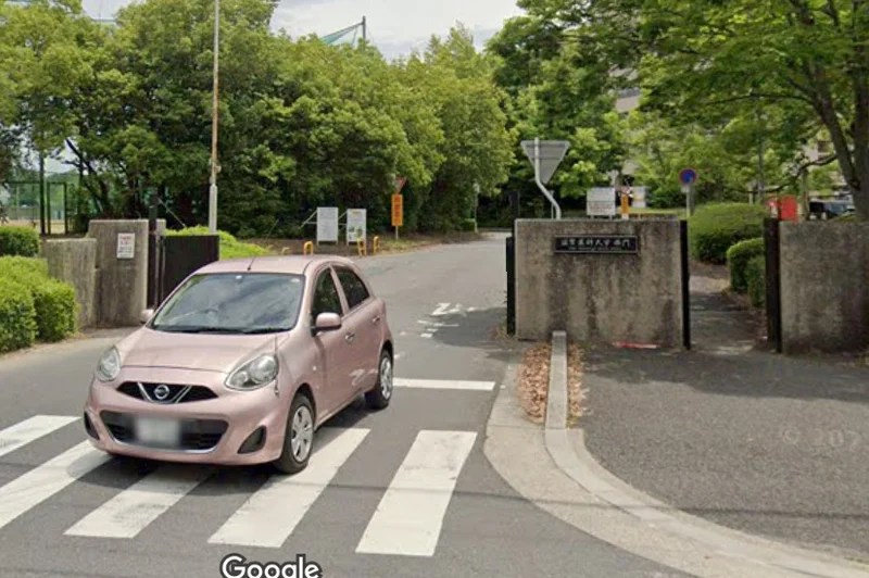 滋賀医科大学まで車で7分、2.3km