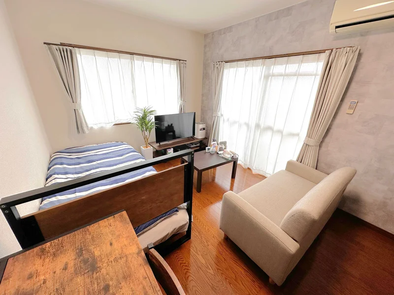 弊社の大津(ＪＲ瀬田駅前)ウィークリーマンションおよび大津(ＪＲ瀬田駅前)マンスリーマンションでは、ご利用いただく際に必要な家具や家電製品に加え、様々な備品を完備しております。これにより、ご利用当日から快適にお過ごしいただけるように配慮しております。