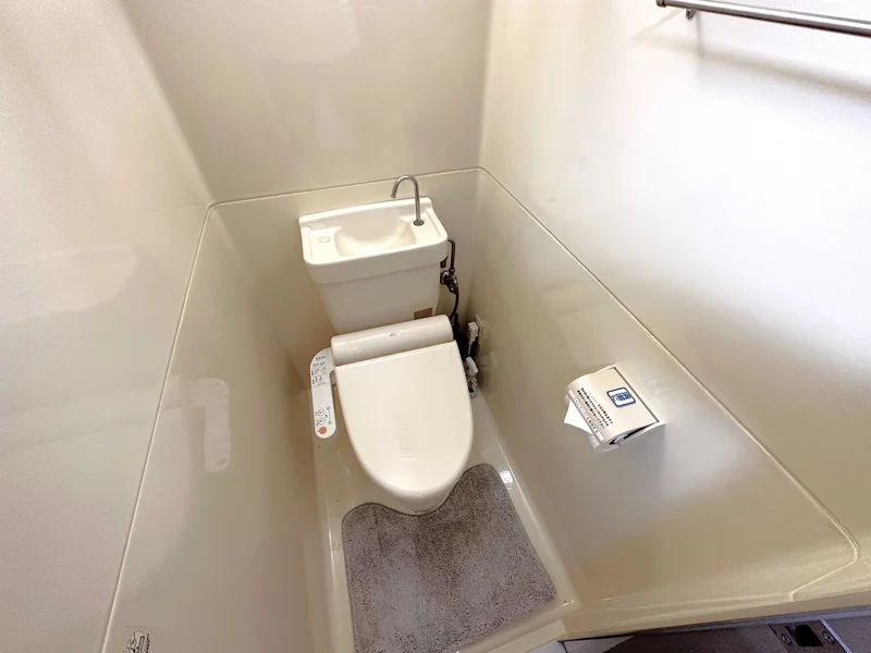 【トイレ画像】ウォシュレット付トイレです(*^^)v清掃道具もご用意しております☆彡富山県高岡市ウィークリーマンションでは標準設備です♪