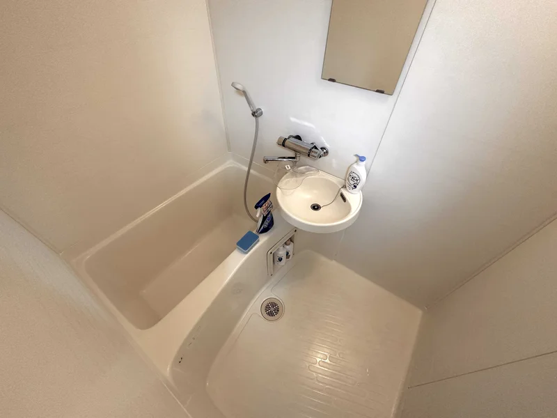 【富山県高岡市ウィークリーマンションバス画像】富山県高岡市マンスリーマンションでは、バスルームにも多数の備品を設置。シャンプー、トリートメント、ドライヤーは標準設備♪