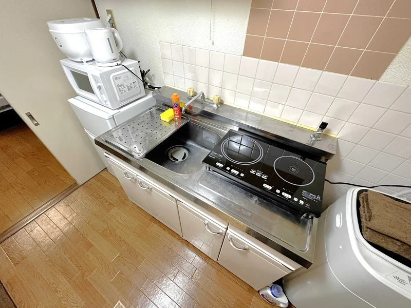 キッチンには冷蔵庫、ケトル、炊飯器、調理器具を完備。ホテルと違い自炊できるのでで長期ご利用のお客様でも安心ですね！富山県高岡市ウィークリーマンションの強みです♪